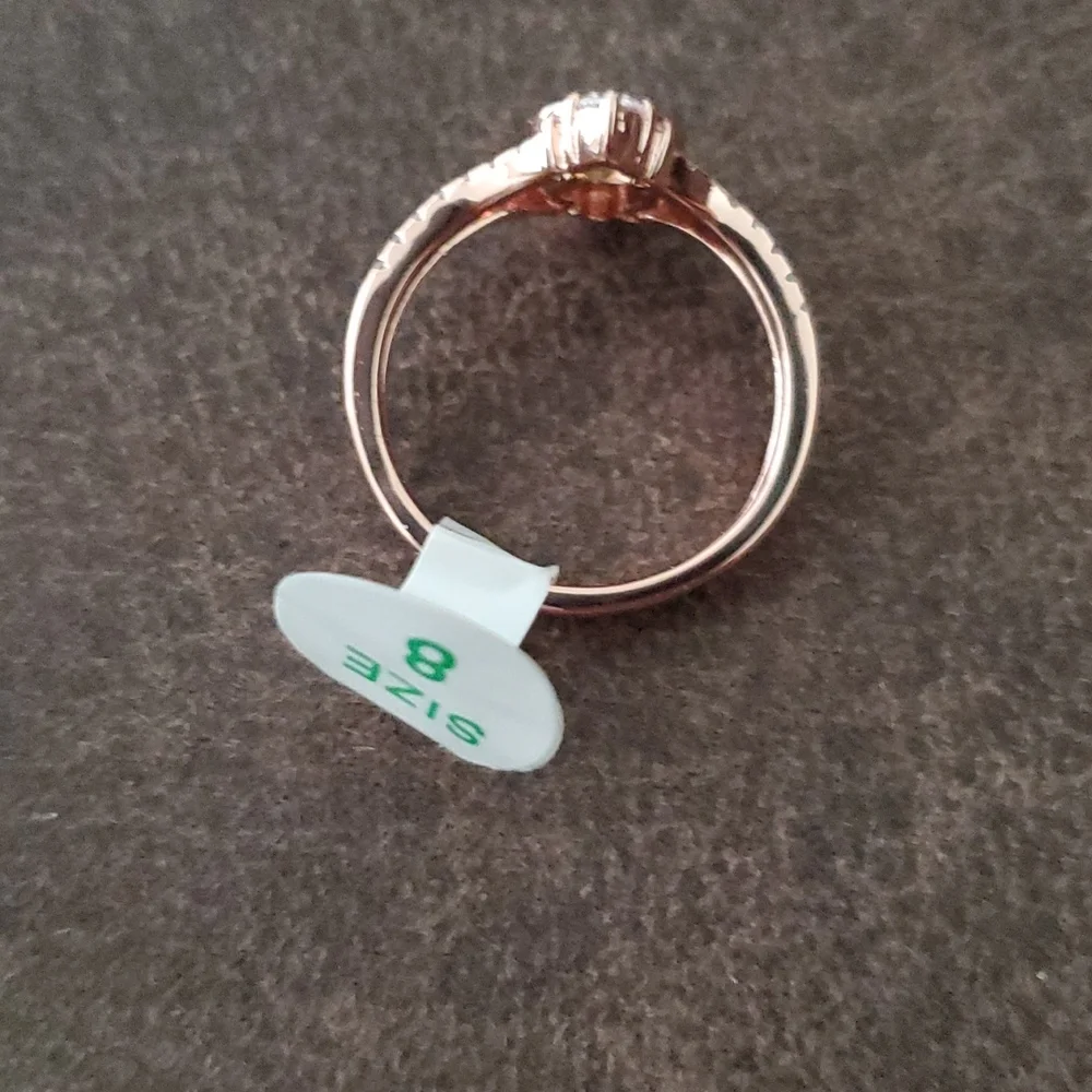 Size 8 ring - Picture 2 of 4